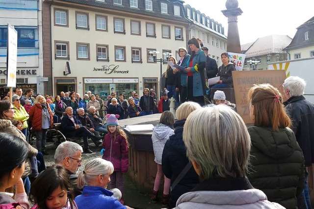 Mit Musik und offenen Worten gegen rec...amstag auf dem Emmendinger Marktplatz.  | Foto: Georg Vo