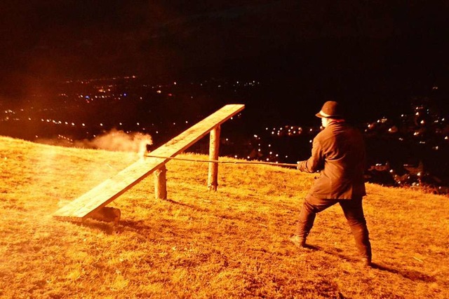 Beim  Scheibenschlagen segnen die Jung... ihre Familien, Freunde und Nachbarn.   | Foto: Horatio Gollin