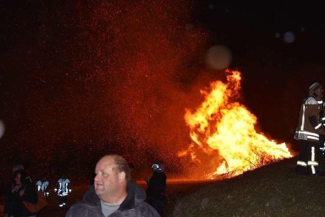 Fotos: Strmisches Fasnachtsfeuer auf dem Wyhlener Mhlerain