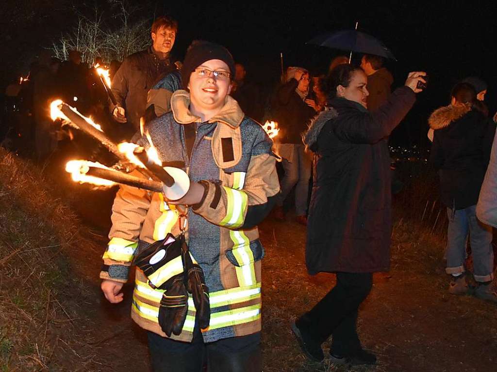 Impressionen vom Scheibenfeuer. Die Feuerwehr passte auf, dass das Fasnachtsfeuer auch im Sturm fr die Teilnehmer auf dem Mhlerain eine sichere Sache blieb. Die Stimmung beim Scheibenschlagen war trotz des Regens gut.