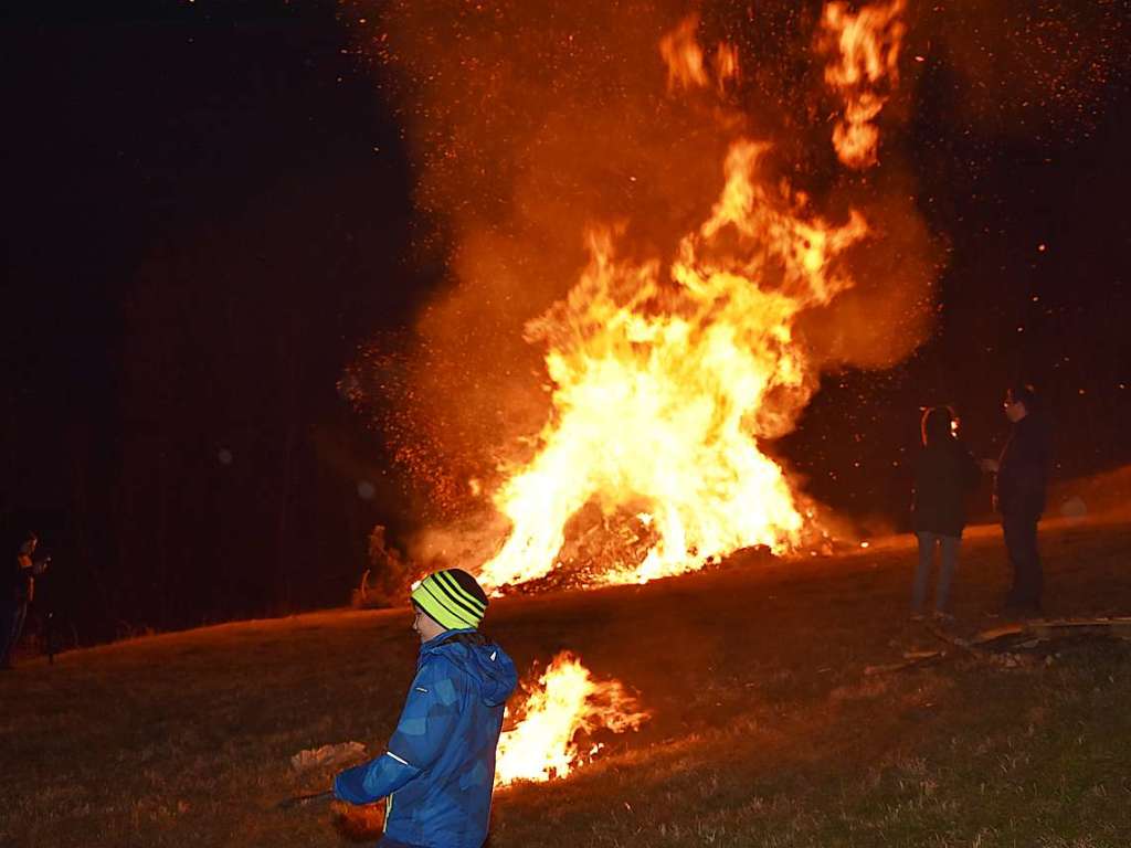 Impressionen vom Scheibenfeuer. Die Feuerwehr passte auf, dass das Fasnachtsfeuer auch im Sturm fr die Teilnehmer auf dem Mhlerain eine sichere Sache blieb. Die Stimmung beim Scheibenschlagen war trotz des Regens gut.