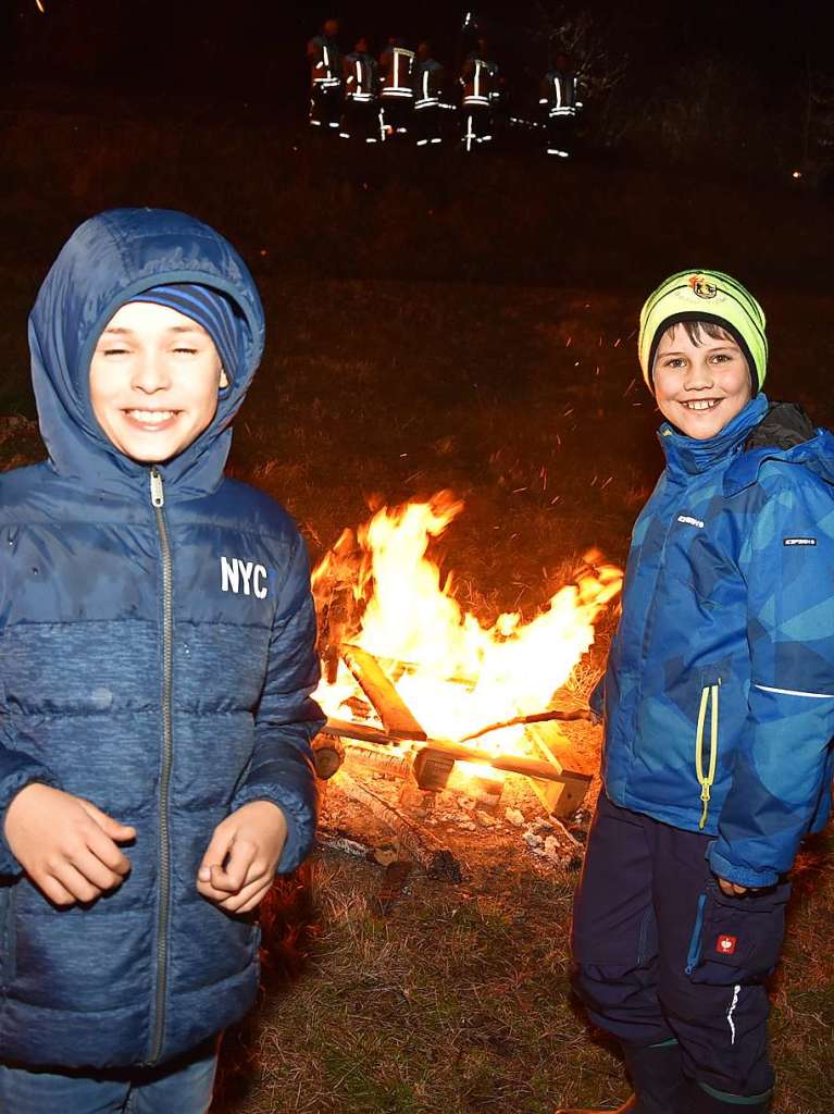 Impressionen vom Scheibenfeuer. Die Feuerwehr passte auf, dass das Fasnachtsfeuer auch im Sturm fr die Teilnehmer auf dem Mhlerain eine sichere Sache blieb. Die Stimmung beim Scheibenschlagen war trotz des Regens gut.