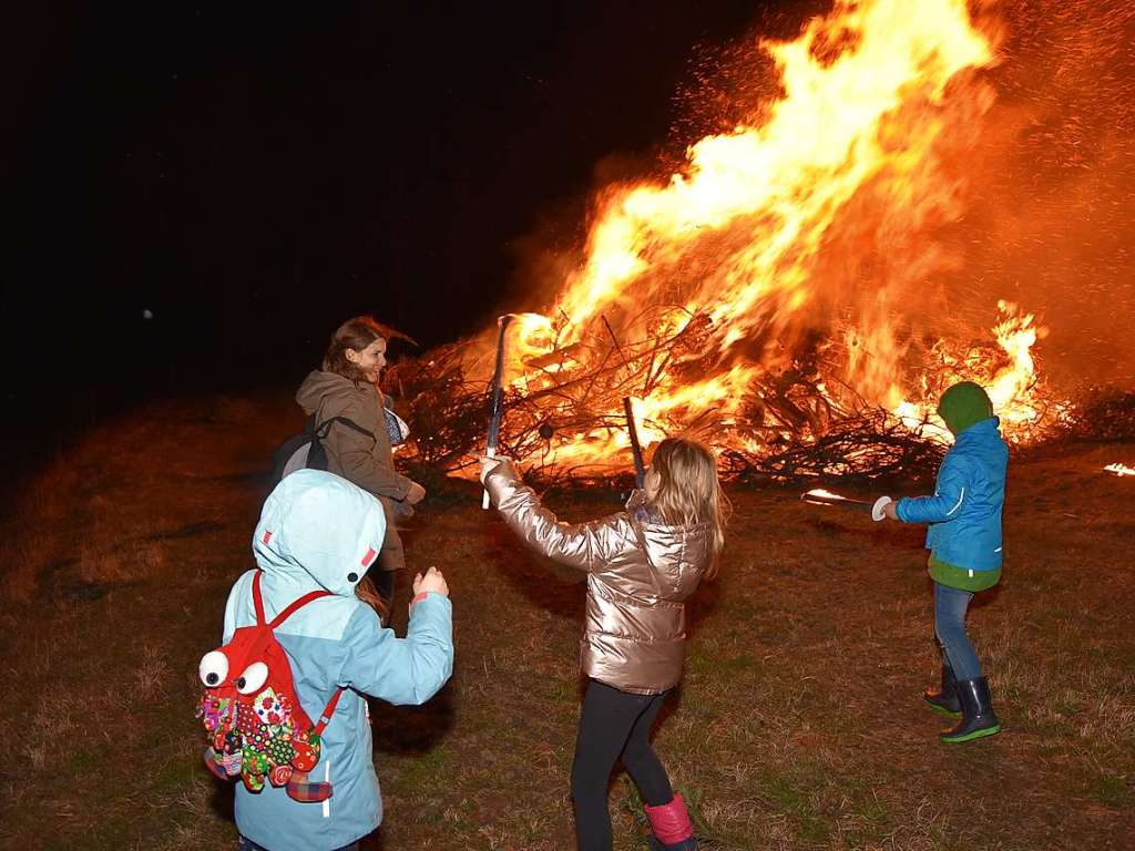 Impressionen vom Scheibenfeuer. Die Feuerwehr passte auf, dass das Fasnachtsfeuer auch im Sturm fr die Teilnehmer auf dem Mhlerain eine sichere Sache blieb. Die Stimmung beim Scheibenschlagen war trotz des Regens gut.