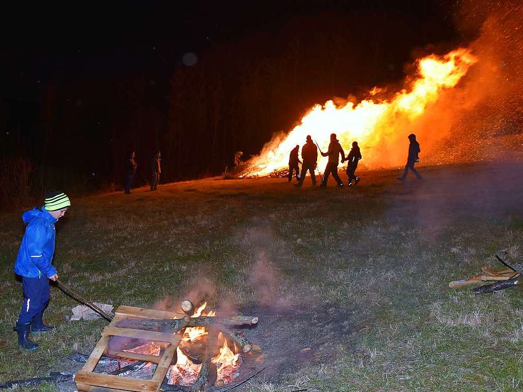 Impressionen vom Scheibenfeuer. Die Feuerwehr passte auf, dass das Fasnachtsfeuer auch im Sturm fr die Teilnehmer auf dem Mhlerain eine sichere Sache blieb. Die Stimmung beim Scheibenschlagen war trotz des Regens gut.