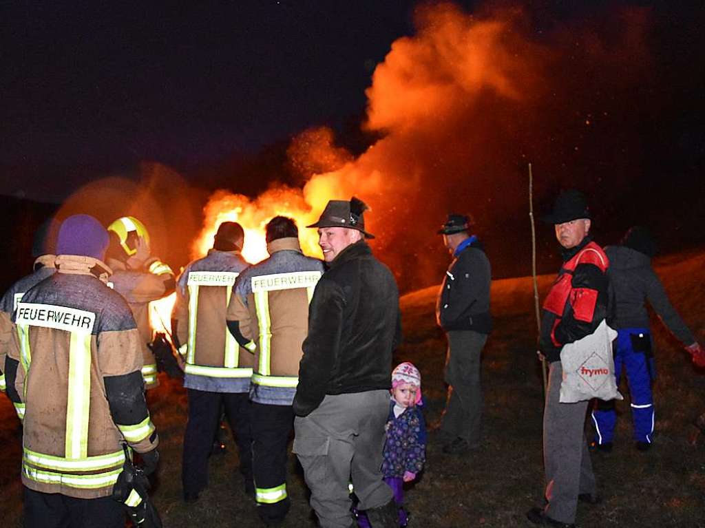 Impressionen vom Scheibenfeuer. Die Feuerwehr passte auf, dass das Fasnachtsfeuer auch im Sturm fr die Teilnehmer auf dem Mhlerain eine sichere Sache blieb. Die Stimmung beim Scheibenschlagen war trotz des Regens gut.