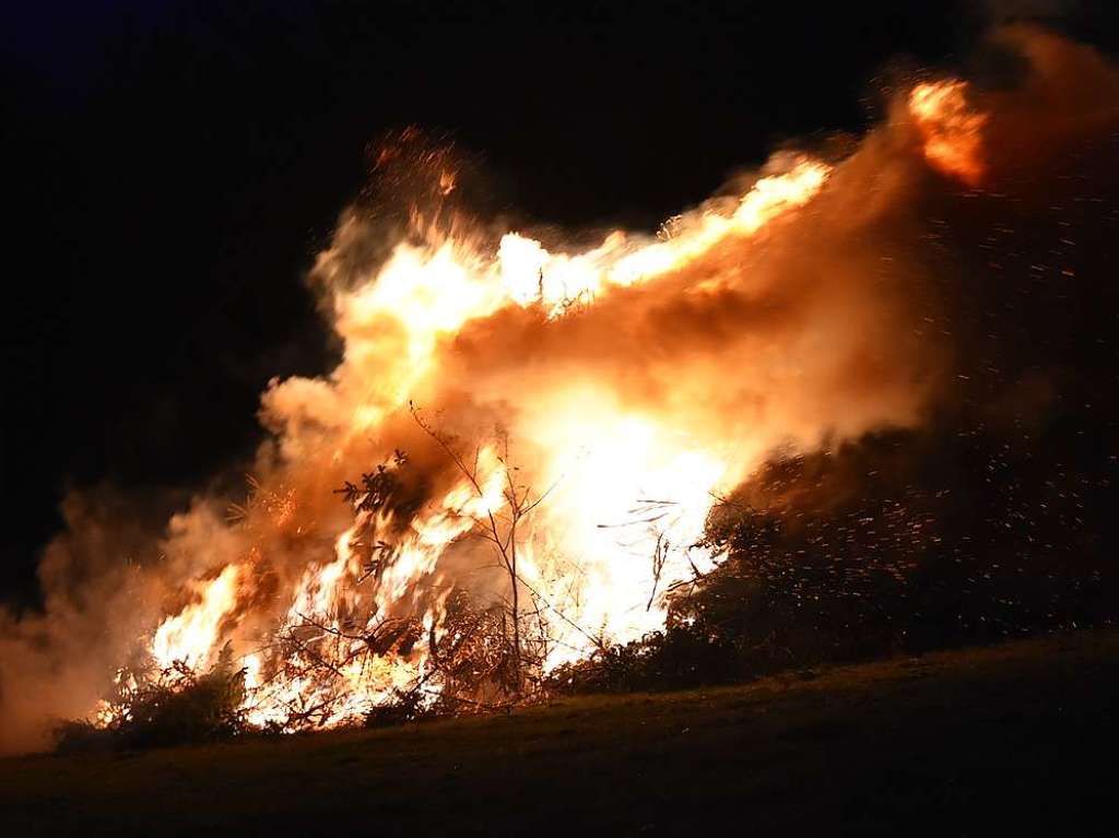 Impressionen vom Scheibenfeuer. Die Feuerwehr passte auf, dass das Fasnachtsfeuer auch im Sturm fr die Teilnehmer auf dem Mhlerain eine sichere Sache blieb. Die Stimmung beim Scheibenschlagen war trotz des Regens gut.