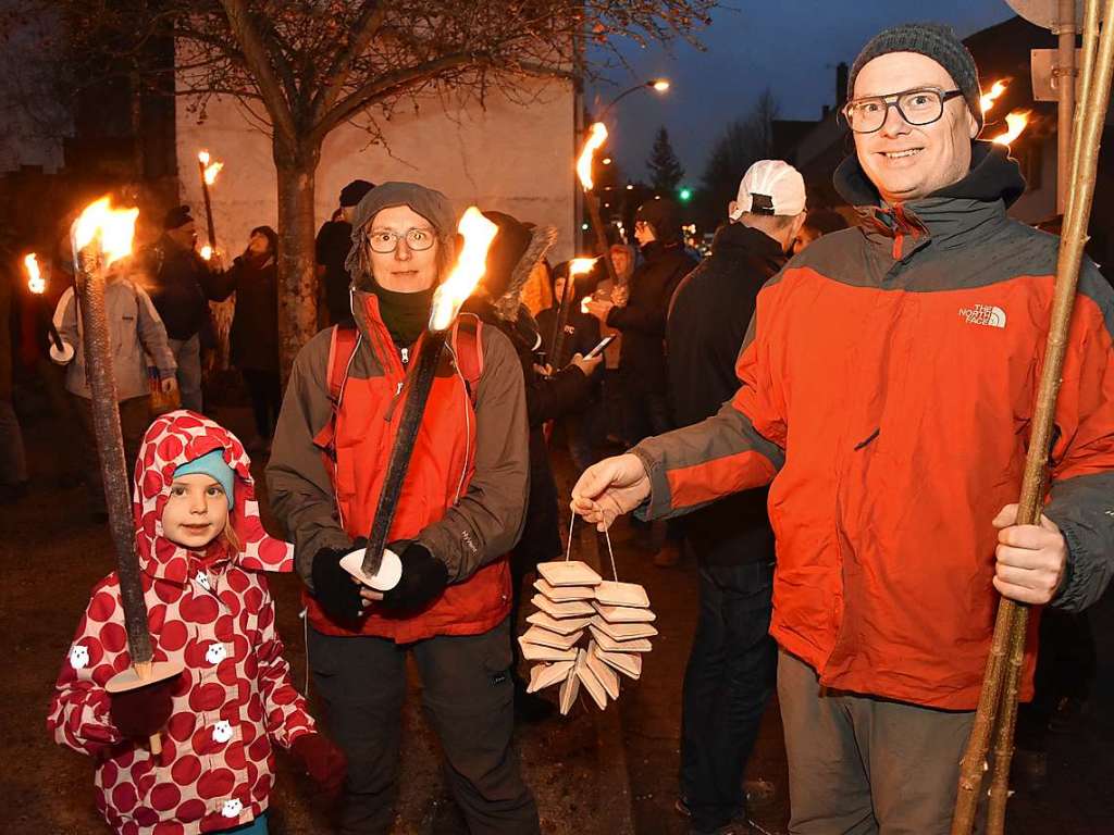 Impressionen vom Scheibenfeuer. Die Feuerwehr passte auf, dass das Fasnachtsfeuer auch im Sturm fr die Teilnehmer auf dem Mhlerain eine sichere Sache blieb. Die Stimmung beim Scheibenschlagen war trotz des Regens gut.