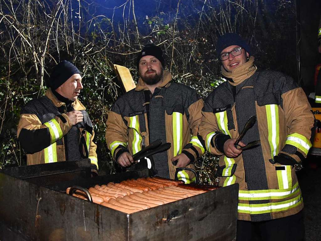 Impressionen vom Scheibenfeuer. Die Feuerwehr passte auf, dass das Fasnachtsfeuer auch im Sturm fr die Teilnehmer auf dem Mhlerain eine sichere Sache blieb. Die Stimmung beim Scheibenschlagen war trotz des Regens gut.