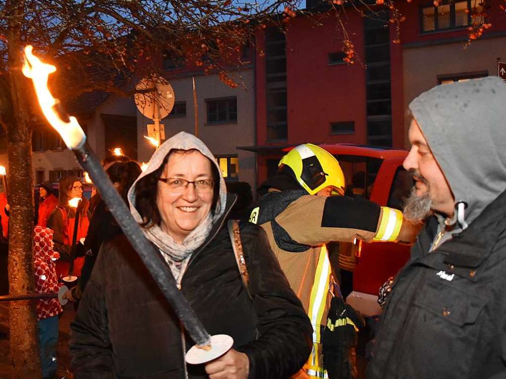 Impressionen vom Scheibenfeuer. Die Feuerwehr passte auf, dass das Fasnachtsfeuer auch im Sturm fr die Teilnehmer auf dem Mhlerain eine sichere Sache blieb. Die Stimmung beim Scheibenschlagen war trotz des Regens gut.