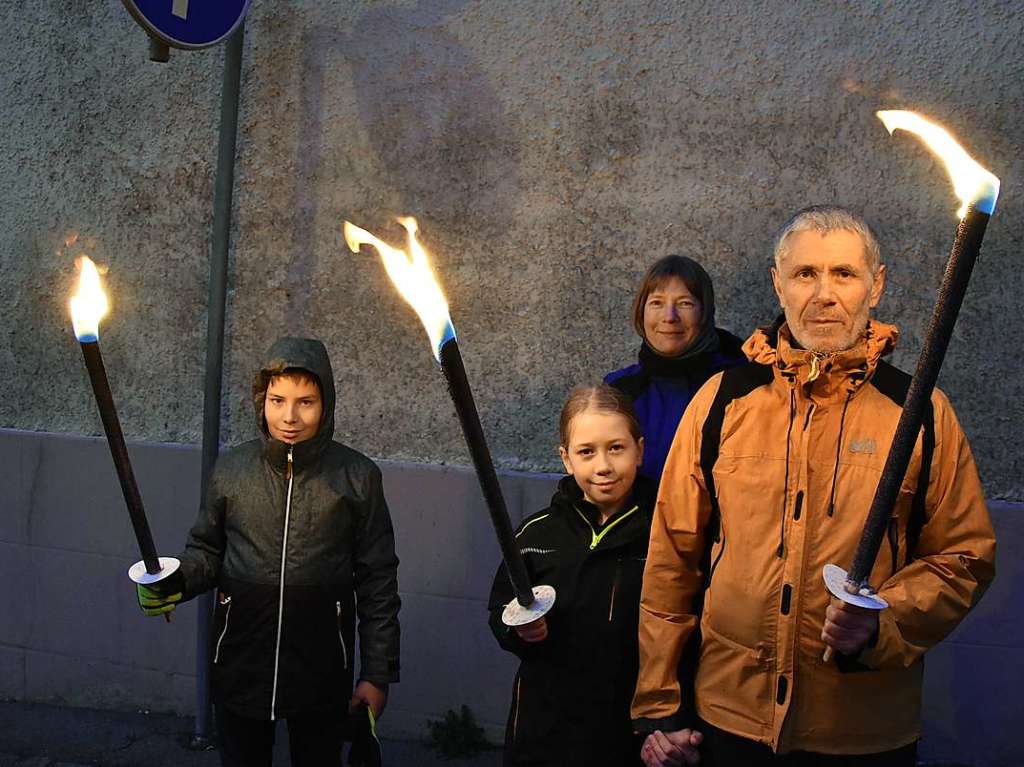 Impressionen vom Scheibenfeuer. Die Feuerwehr passte auf, dass das Fasnachtsfeuer auch im Sturm fr die Teilnehmer auf dem Mhlerain eine sichere Sache blieb. Die Stimmung beim Scheibenschlagen war trotz des Regens gut.