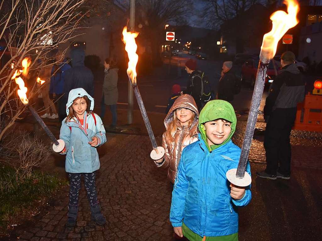 Impressionen vom Scheibenfeuer. Die Feuerwehr passte auf, dass das Fasnachtsfeuer auch im Sturm fr die Teilnehmer auf dem Mhlerain eine sichere Sache blieb. Die Stimmung beim Scheibenschlagen war trotz des Regens gut.