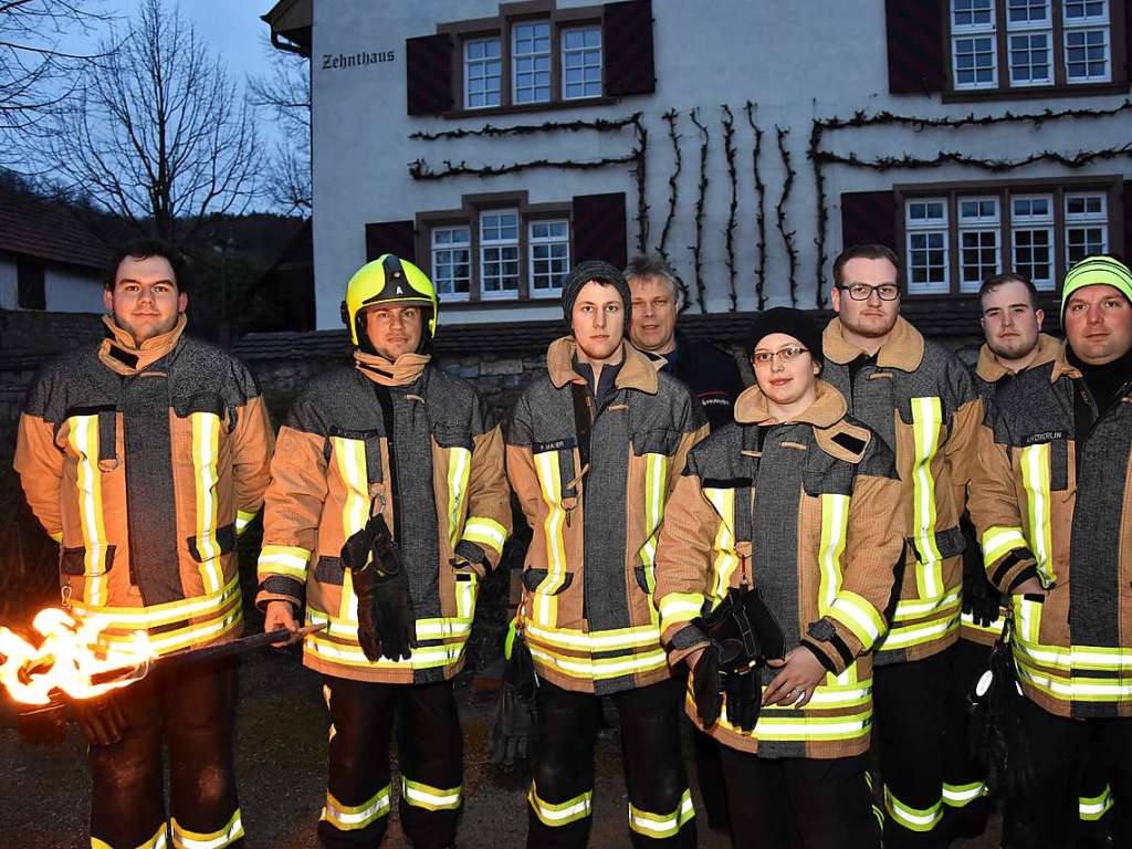 Impressionen vom Scheibenfeuer. Die Feuerwehr passte auf, dass das Fasnachtsfeuer auch im Sturm fr die Teilnehmer auf dem Mhlerain eine sichere Sache blieb. Die Stimmung beim Scheibenschlagen war trotz des Regens gut.