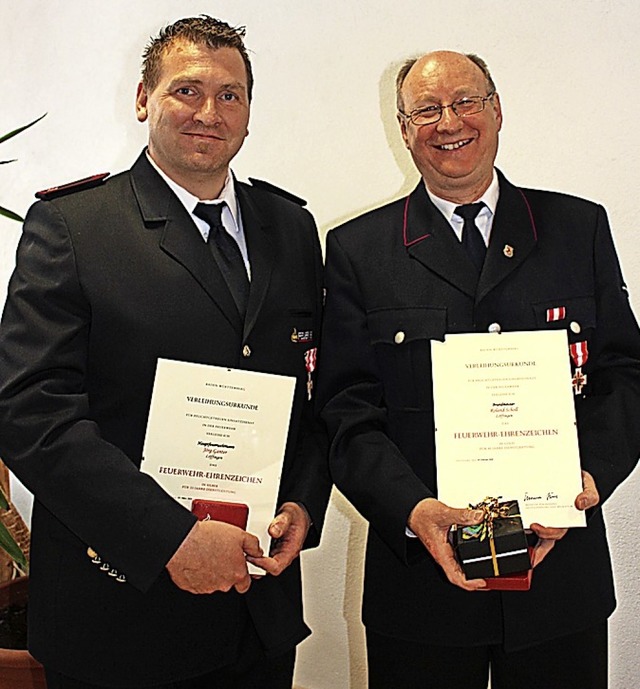 Fr 40-jhrigen Dienst wurde Roland Sc...n ist Jrg Ganter  Feuerwehrmitglied.   | Foto: Christa Maier