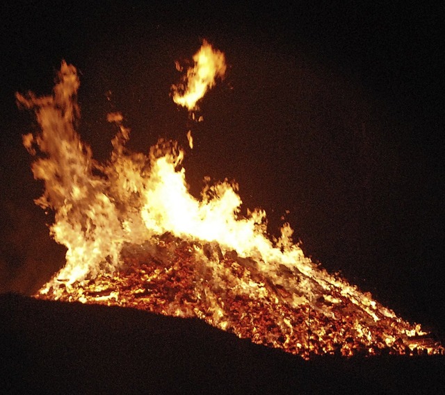 Loderndes Fasnachtsfeuer auf dem Hnerberg   | Foto: Thomas Loisl Mink