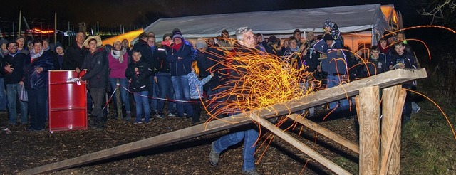 Spektakulrer Funkenschlag auf der Abs...em Flug der glhenden Scheibe ins Tal.  | Foto: Olaf Michel