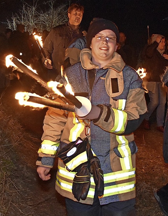 Mit Fackeln geht es bergauf.  | Foto: Heinz und Monika Vollmar