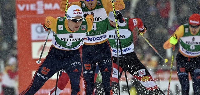 Positionskampf: Vinzenz Geiger (vorne)...Riele beim Einzel-Weltcup in Lahti.    | Foto: Jussi Nukari (dpa)