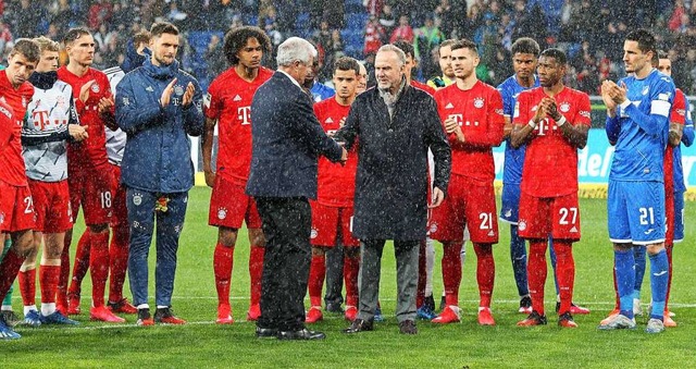 Bayern-Boss Karl-Heinz Rummenigge (rec...trativ die Hand, Spieler applaudieren.  | Foto: DANIEL ROLAND (AFP)