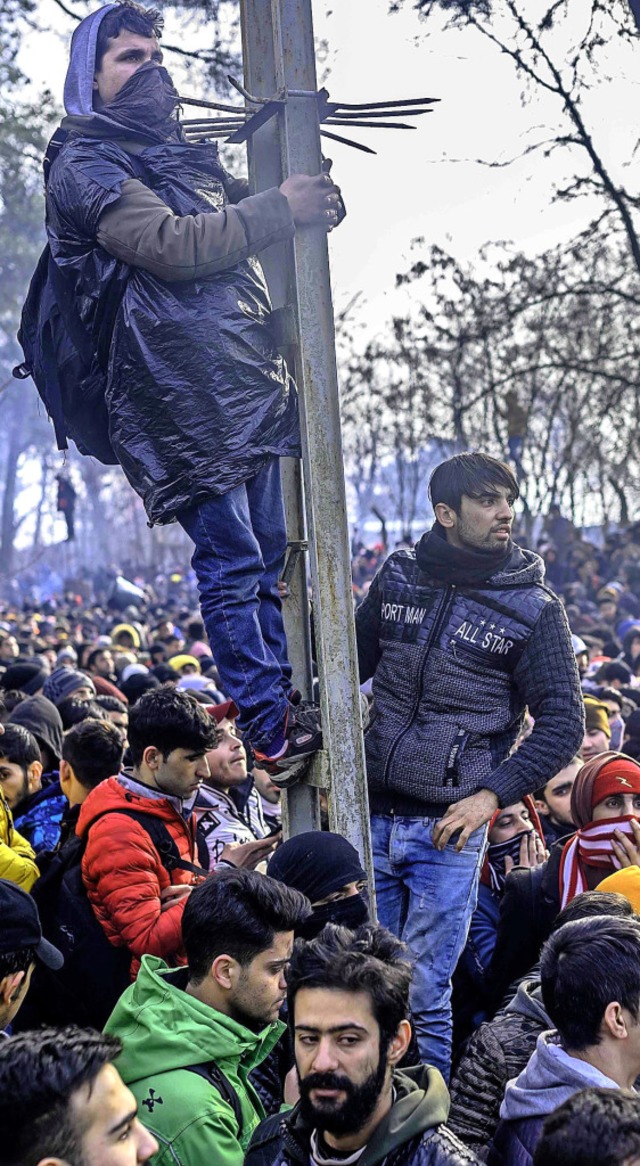 Flchtlinge versammeln sich in der Pufferzone  | Foto: BULENT KILIC (AFP)