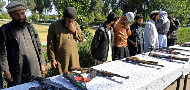 Frhere afghanische Taliban-Kmpfer hndigen ihre Waffen aus.   | Foto: NOORULLAH SHIRZADA (AFP)