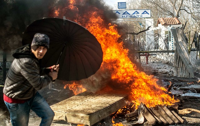 An der Grenze zu Griechenland kam es a...zungen zwischen Polizei und Migranten.  | Foto: BULENT KILIC (AFP)