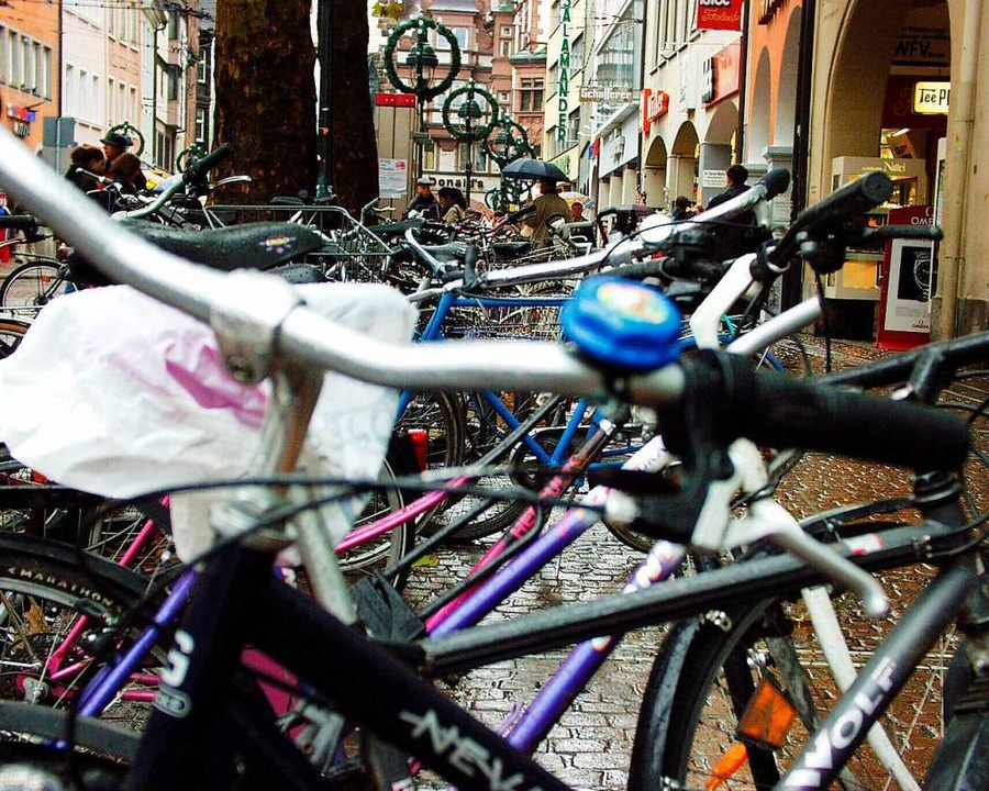 Selbst im Winter sind zahlreiche Freiburger mit dem Fahrrad unterwegs.  | Foto: Ingo Schneider