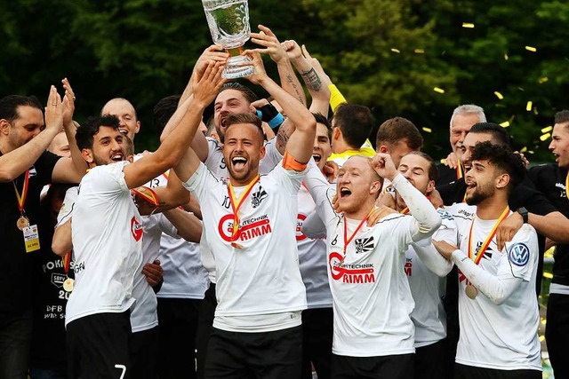 Villingens Kapitn Benedikt Haibt (Zwe...ubeln den Titel im Sdbadischen Pokal.  | Foto: Joachim Hahne