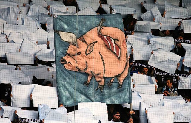 Waldhof-Fans  beleidigen die Kaiserslautern-Fans im Stadion.  | Foto: Michael Deines (dpa)