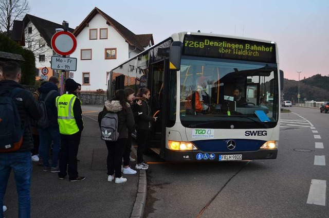 Hauptschlich Schler fllten zum Auft...dem Bahnhofsplatz freundlich Auskunft.  | Foto: Nikolaus Bayer