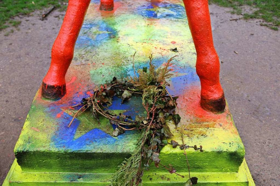 Zwischen seinen Hufen liegt ein Efeukranz.  | Foto: Laura Wallenfels