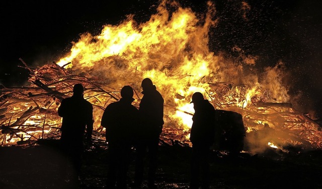 Das Fasnetfeuer auf dem Lindenbuck in ...smierte Narrenvater Clemens Podeswa.   | Foto: Erhard Morath
