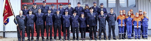 Die Feuerwehrabteilung Schwaningen fei...e aktuelle Wehr samt Jugendabteilung.   | Foto: Mario Maier