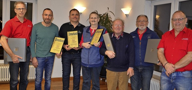 Die Geehrten beim Mnnergesangverein &...rgewhlten Vorsitzenden Rainer Vogel.   | Foto: Roland Vitt