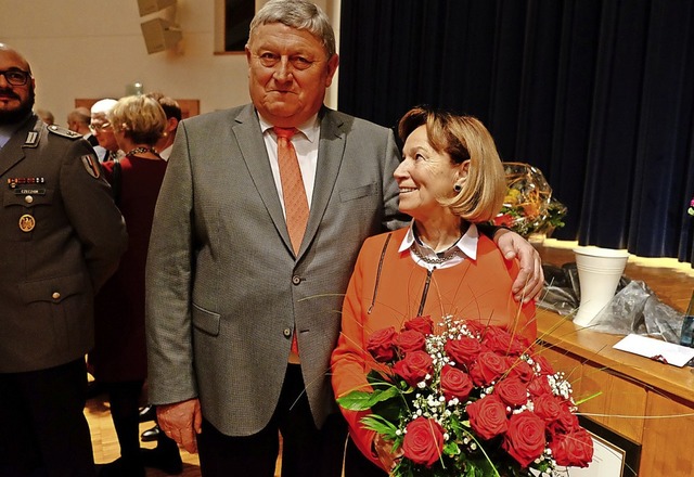 Bundschuh mit seiner Ehefrau Marita, d...ung einen groen Rosenstrau schenkte.  | Foto: Martin Pfefferle