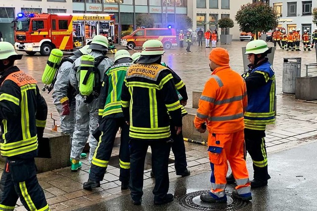 Auch Experten des ABC-Zuges der Feuerwehr wurden fr Messungen eingesetzt.  | Foto: Helmut Seller