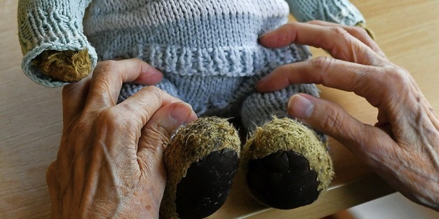 Eine alte Frau hlt einen Teddybren. ...xperten 2050 etwa  2,7 Millionen sein.  | Foto: Jens Kalaene (dpa)
