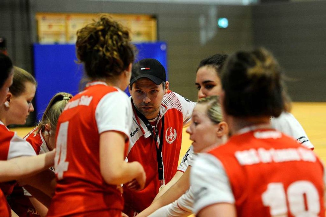 Coach Daniel Fleig in einer Auszeit mit HSG-Spielerinnen.  | Foto: Pressebüro Schaller