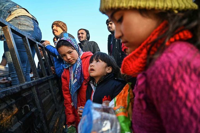 Flchtlingskinder warten an einer Ausg...rkischen Edirne auf eine Essensration.  | Foto: OZAN KOSE (AFP)
