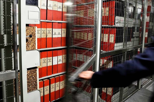 In der Bibliothek, die im Keller des V...st, liegen viele Schriften der Ppste.  | Foto: Gregorio Borgia (dpa)