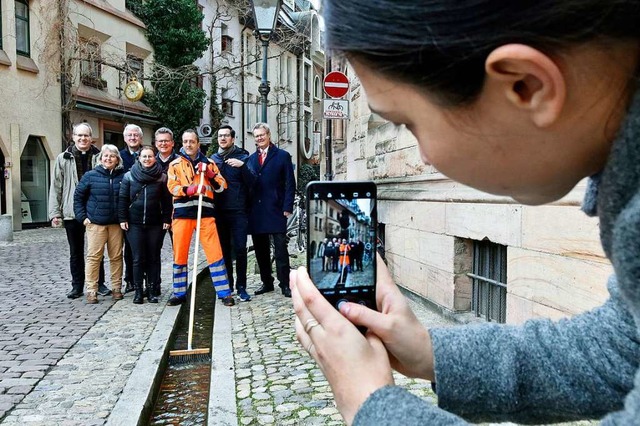 Lcheln auch fr Facebook: Sechs Botsc...afen sich am Montagmorgen zur Putzete.  | Foto: Michael Bamberger