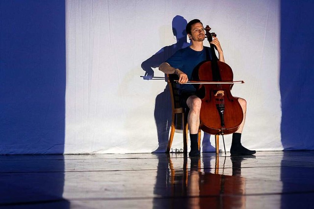 Experimentierfreudiger Musiker: Der Ce...der Performance &#8222;The Gap&#8220;.  | Foto: Katya Abramkina