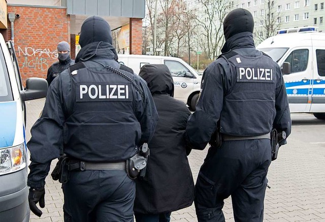 Im Rahmen einer bundesweiten Razzia ge...rlin verschiedenen Objekte durchsucht.  | Foto: Paul Zinken (dpa)