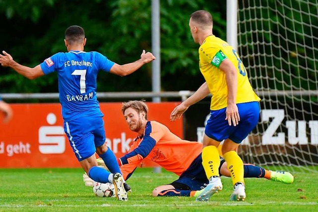 In Einbollenstadion: Der Waldkircher K...m Denzlinger Erdem Bayram den Ball ab.  | Foto: Achim Keller