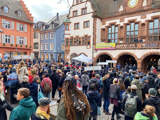 Der Auslser der Demonstration am Dien...nfostand der AfD auf dem Rathausplatz.  | Foto: Anika Maldacker