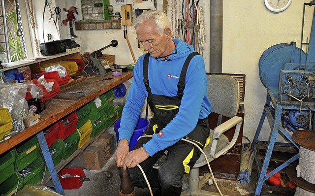 Gnter Schneider verarbeitet hier in s...m Abseilen ein Seil fr eine Schaukel.  | Foto:  Ursula Ortlieb