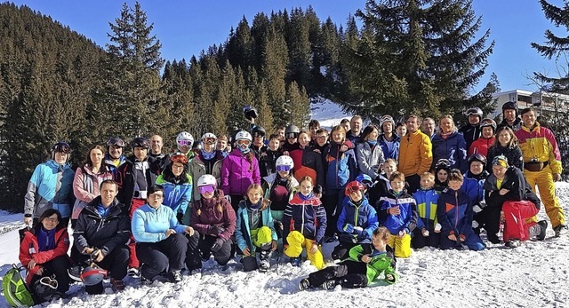 51 Wintersportfreunde nahmen an der Fa...clubs Ewattingen nach Hoch Ybrig teil.  | Foto: Skiclub