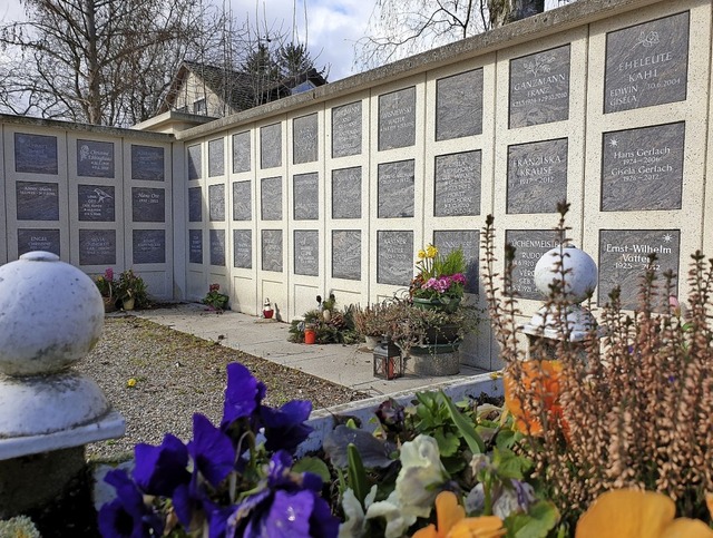 Wird erweitert:  Urnenwand auf dem Krozinger Friedhof   | Foto: Frank Schoch