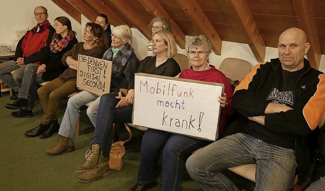 Mit Plakaten drckten  Besucher in der...e Errichtung eines Mobilfunkmasts aus.  | Foto: Michael Gottstein