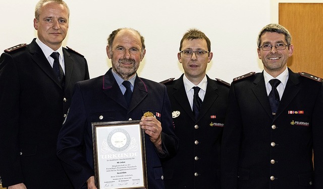 Peter Fuchs (l.), Roland Wehrle und Pa... fr 40 Jahre Feuerwehrzugehrigkeit.   | Foto: Gabriele Zahn