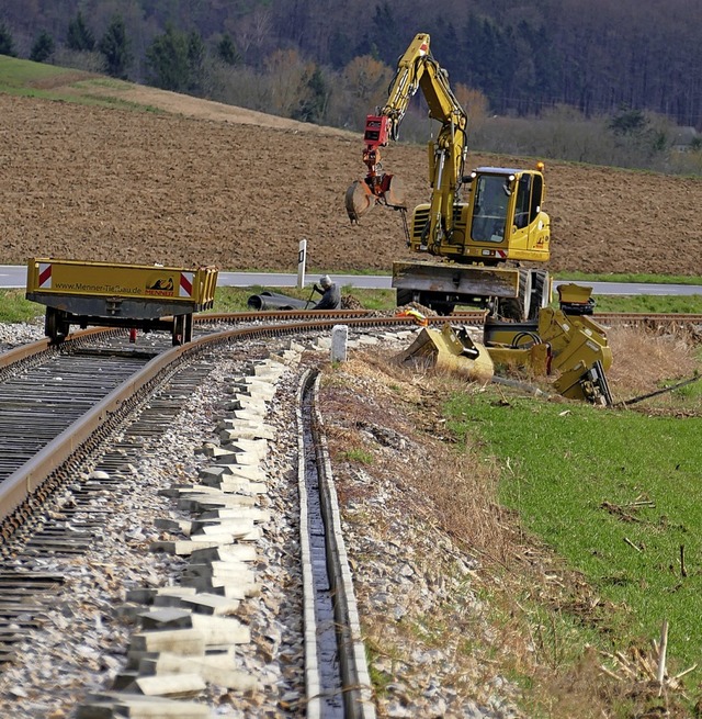 Stck um Stck kommt der Breitbandausb...elkanal die Glasfaserkabel eingelegt.   | Foto: Ulrich Senf